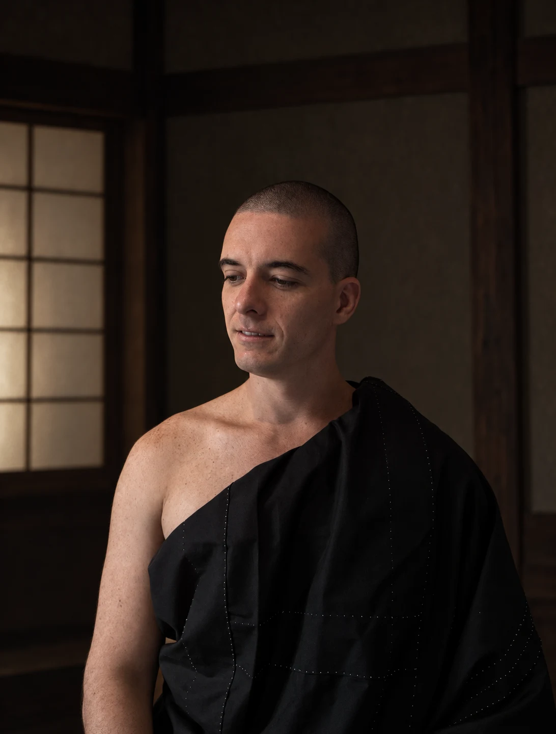 Retrato de Rubén Muji junto a una ventana
