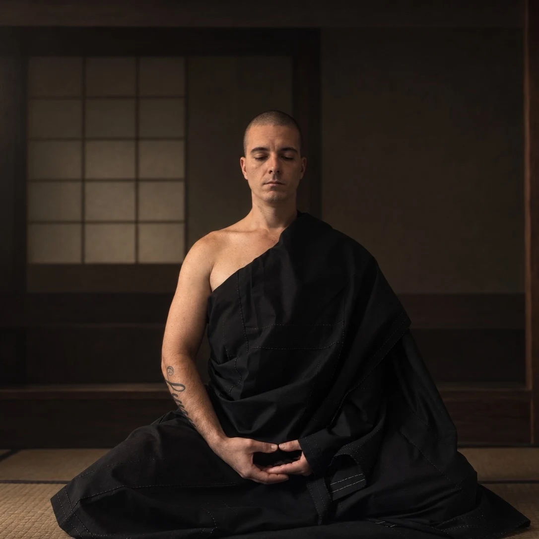 Rubén Muji sentado en zazen, con luz natural lateral