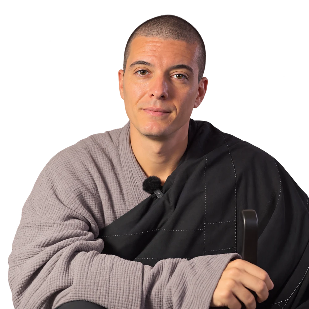 Rubén Muji, con vestimenta de monje Zen y una expresión cercana